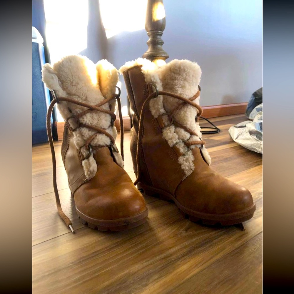Sorel Wedge Boots Size 9
